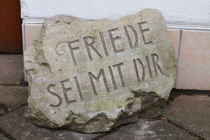 Stein vor dem Eingang von Heilig Kreuz (Foto: Kathrin Happe)