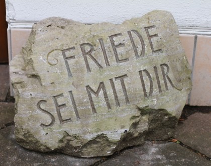 Stein vor dem Eingang von Heilig Kreuz (Foto: Kathrin Happe)