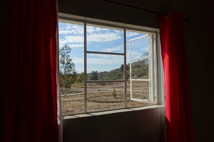 Blick aus einem geöffneten Fenster