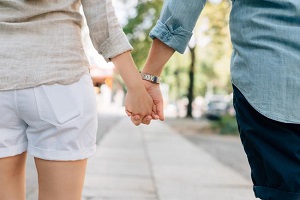 ein Mann und eine Frau laufen Hand in Hand