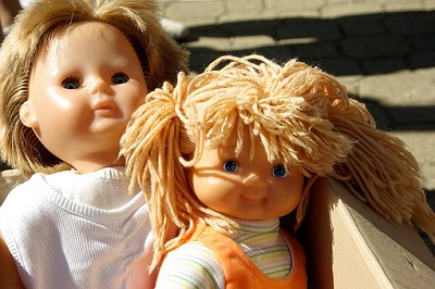 zwei Puppen auf einem Flohmarktstand