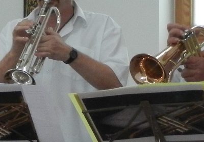 zwei Trompeten von Bläsern in Dölau mit einem Stück Notenständer