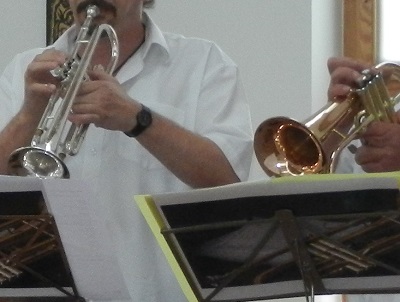 zwei Trompeten von Bläsern in Dölau mit einem Stück Notenständer