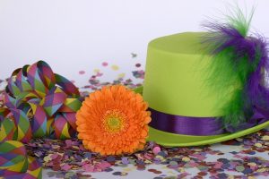 Luftschlange, Blüte und Hut auf Konfetti