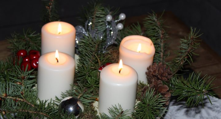 Adventskranz mit vier brennenden Kerzen