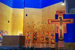 Altarinsel mit Kerzenwand in der Versöhnungskirche in Taizé (Frankreich)