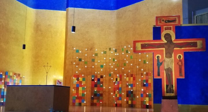 Altarinsel mit Kerzenwand in der Versöhnungskirche in Taizé (Frankreich)