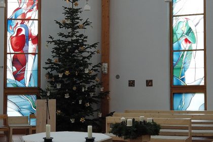 Kirche Dölau weihnachtlich geschmückt