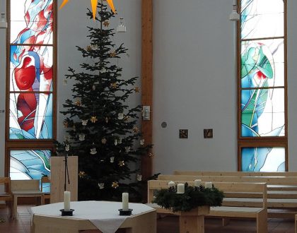 Kirche Dölau weihnachtlich geschmückt