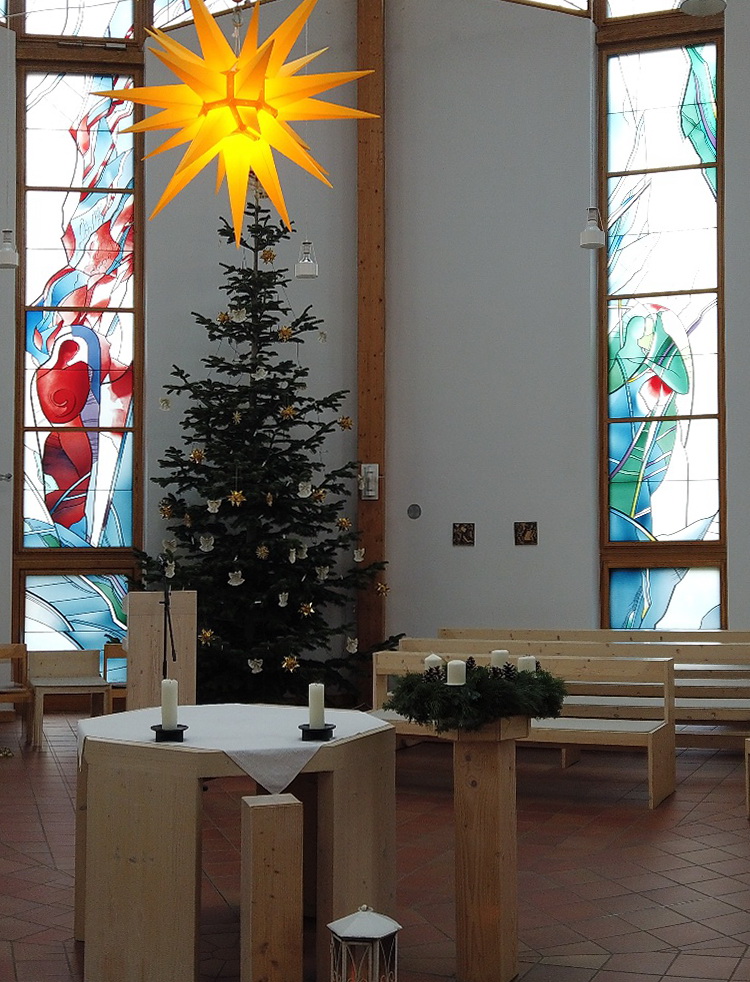 Kirche Dölau weihnachtlich geschmückt